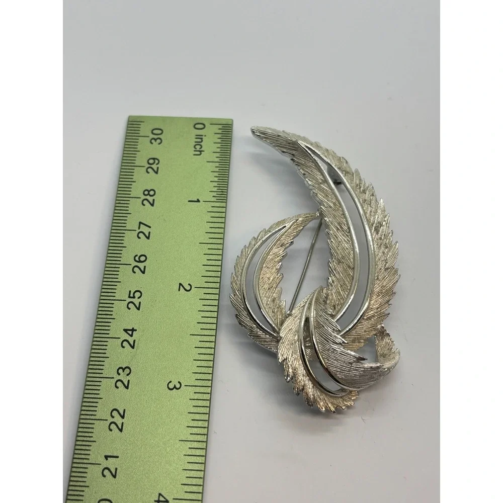 Vintage Brooch Folded Feathers Gold Tone Statement Signed Sarah Coventry - Picture 6 of 6